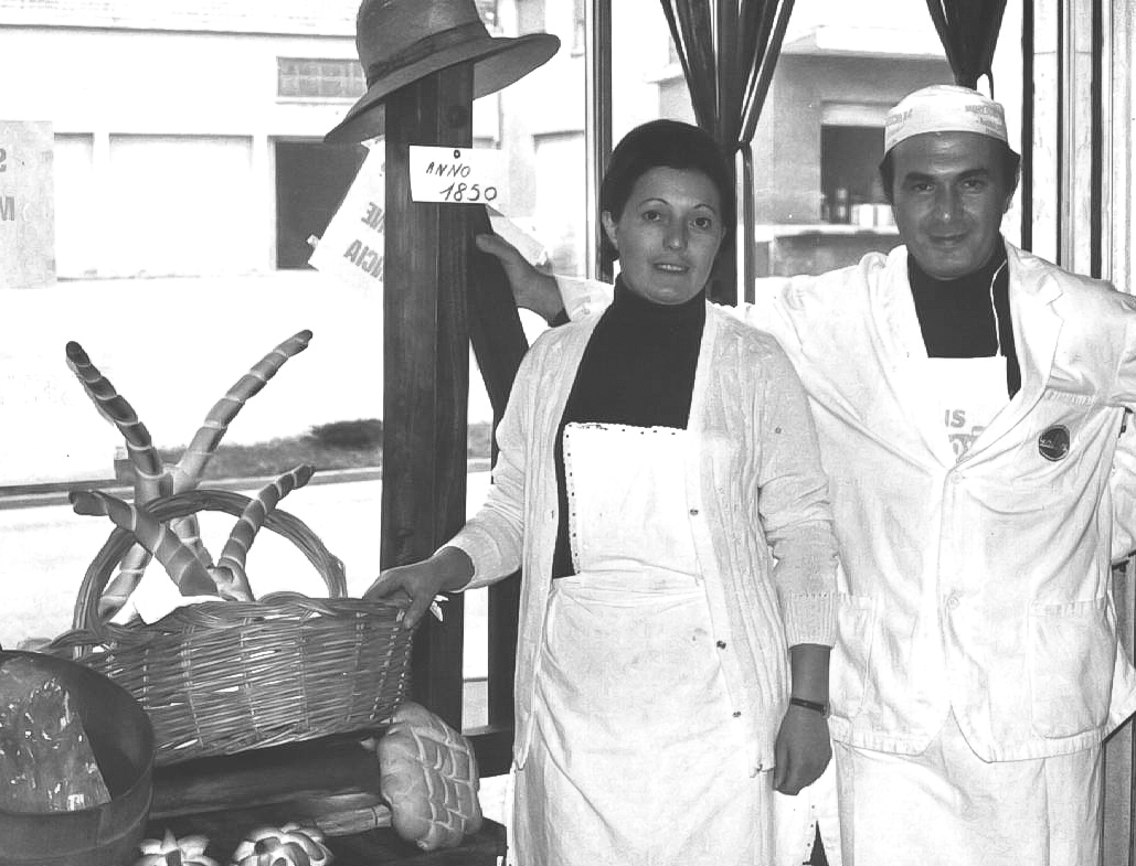 Teresa e Luciano Minarelli con prodotti del Forno