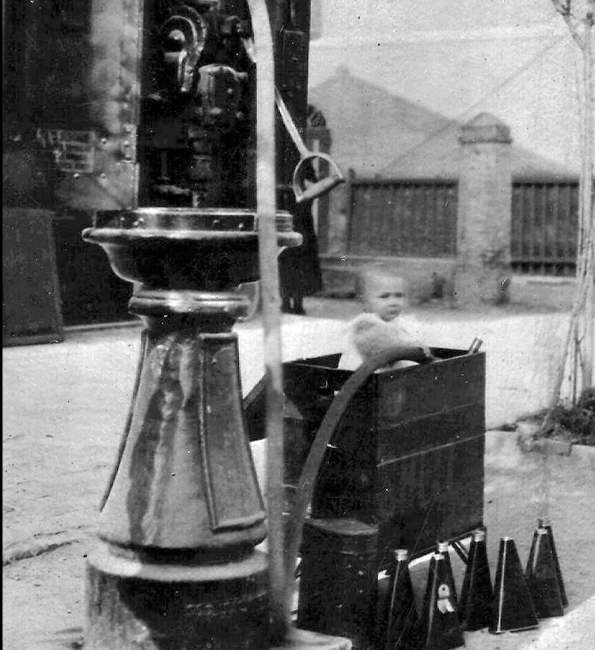 Distributore di carburante a Mirabello anni ’30